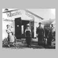 094-0104 Vor der Schmiede Schoel im Jahre 1929 - V. l. Magdalena Schoel mit Tochter Ruth, ein Schmiedelehrling, Schmiedemeister Ernst Schoel.jpg
